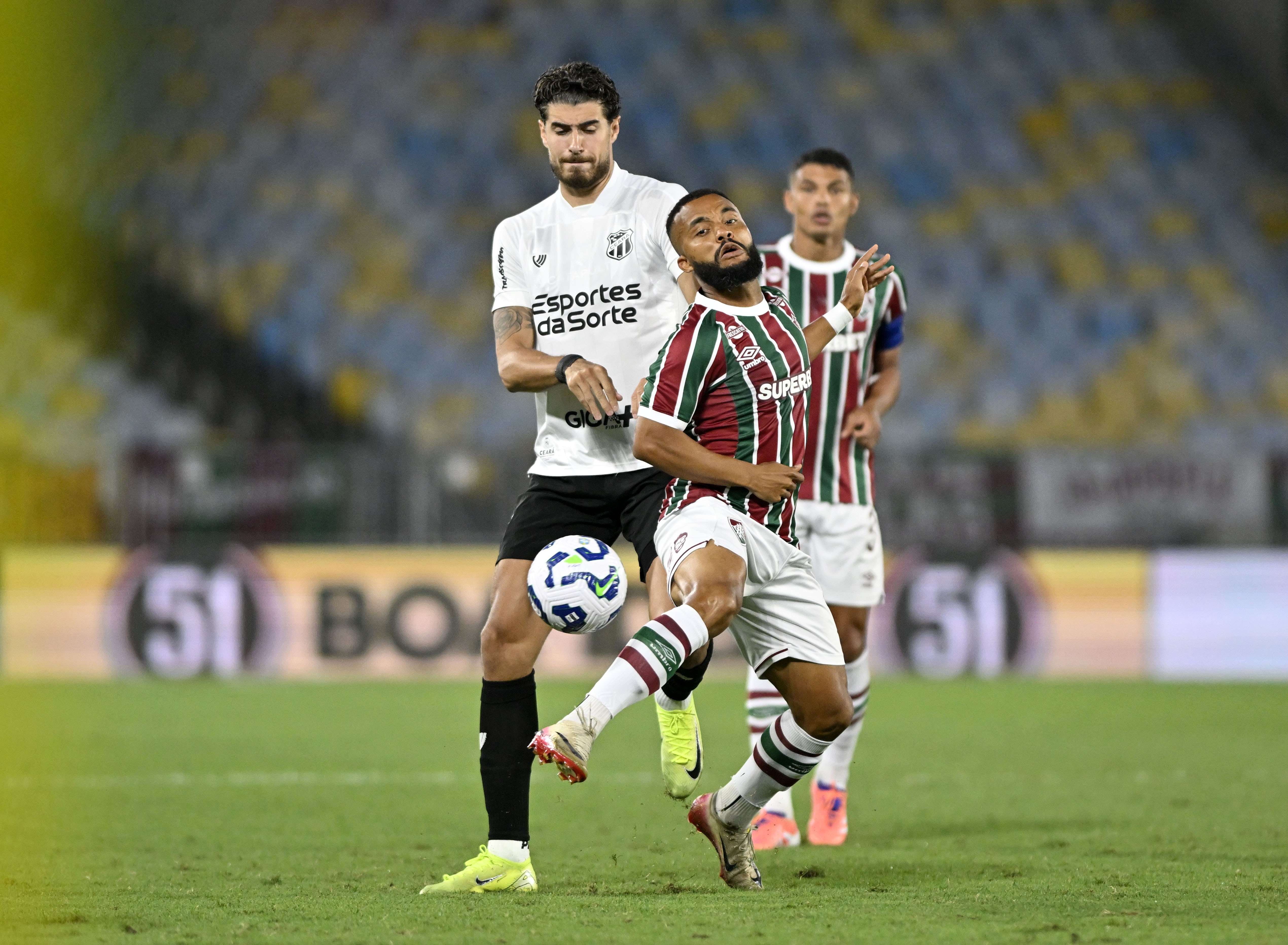 Fluminense volta ao G6, mas desempenho segue irregular