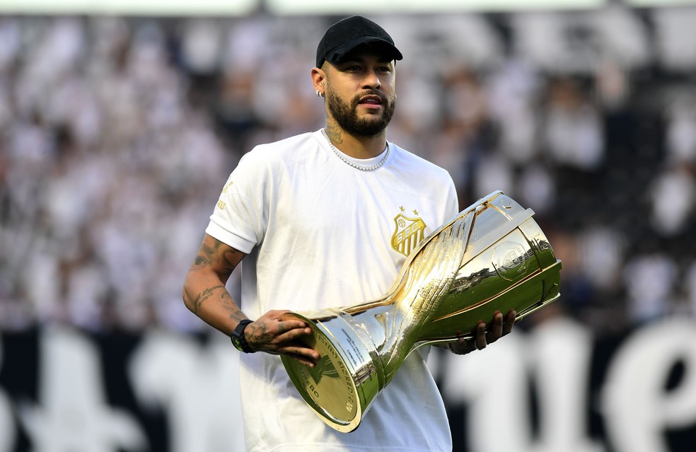 Neymar com a taça do Paulistão na Vila Belmiro, no último domingo — Foto: Marcos Ribolli