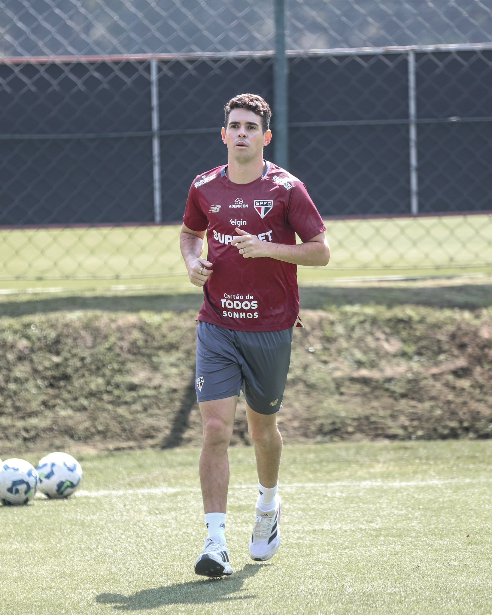 Oscar treina no gramado em reapresentação do São Paulo