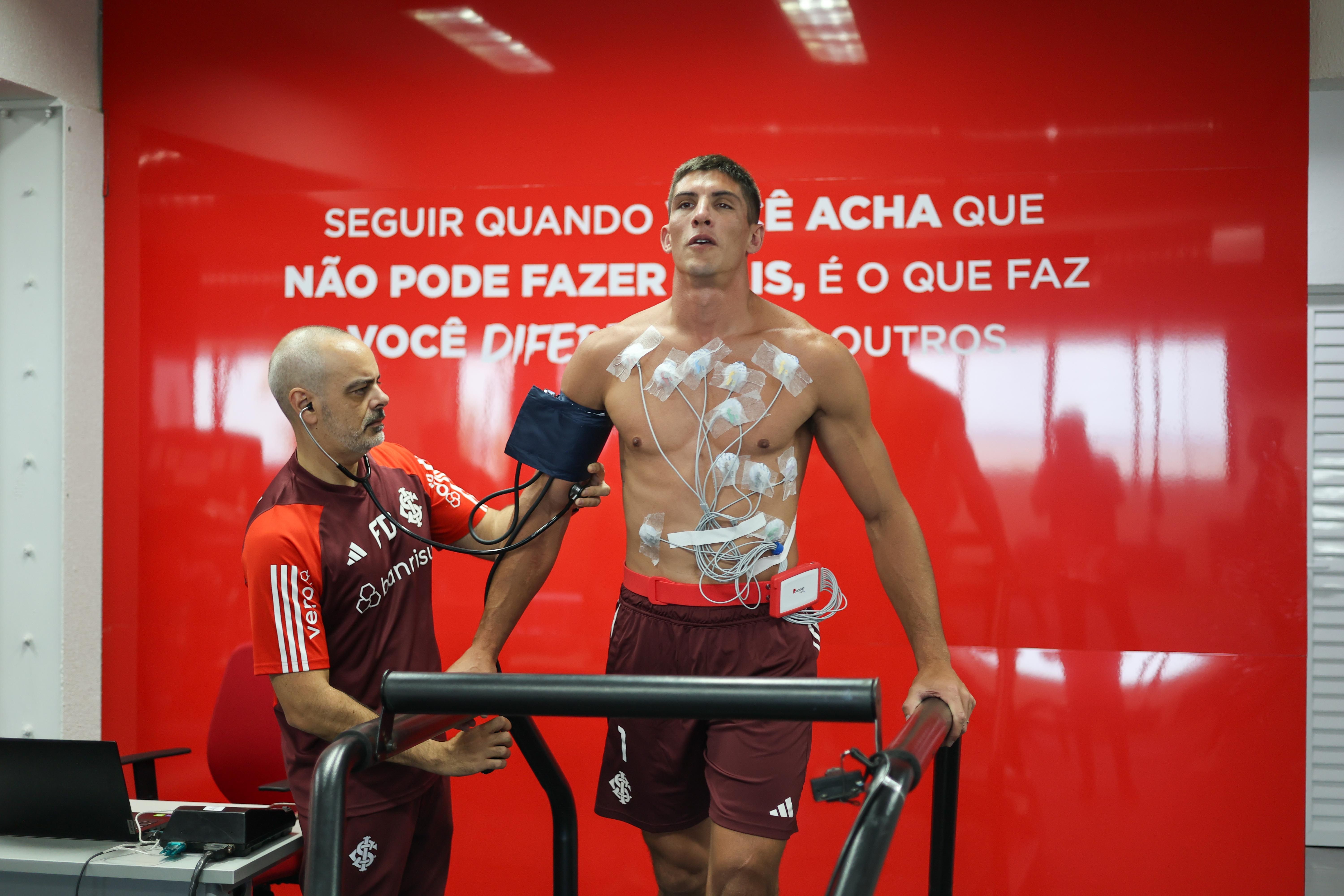 Sem prazo para voltar ao Inter, Rochet perdeu mais da metade dos jogos desde que chegou