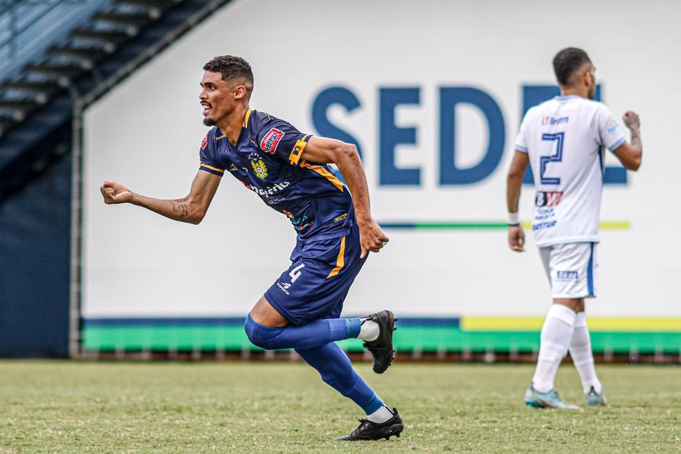 Paulinho marcou o primeiro gol do Nacional — Foto: João Normando