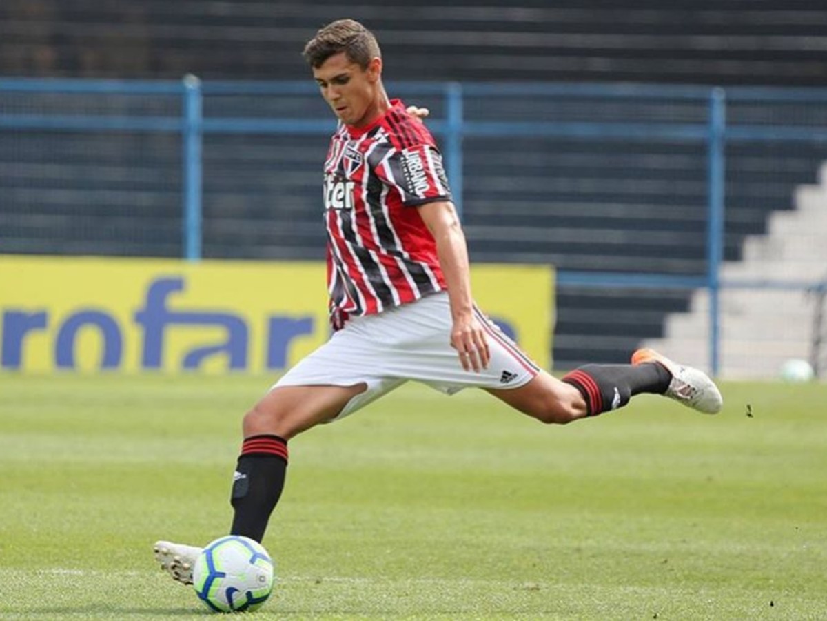 São Paulo vence ação de R$ 150 milhões por contrato irregular de zagueiro.