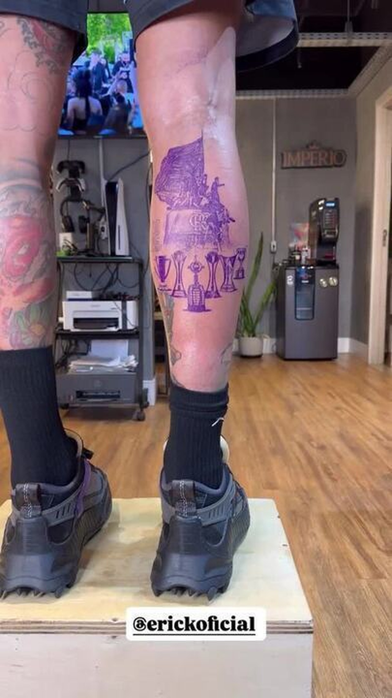 Pulgar exibe amor ao Flamengo em tatuagem que celebra os seis troféus conquistados em 2025