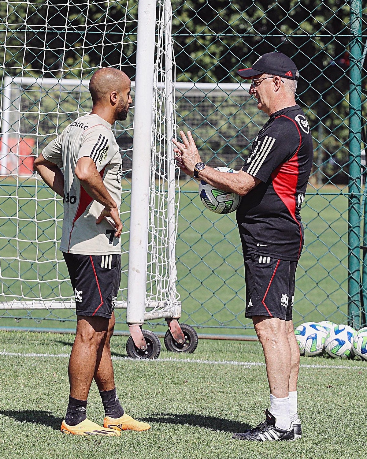 Lucas lamenta saída de Dorival Júnior do São Paulo: 