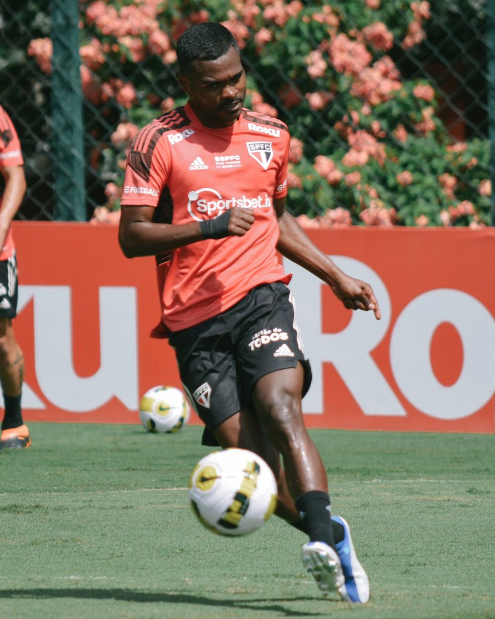 São Paulo renova com Walce, mas permanência do zagueiro no clube