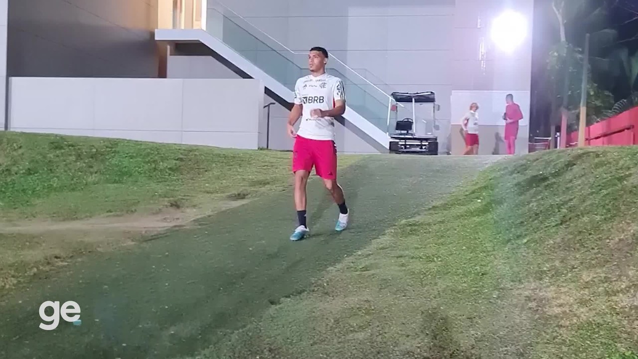 Victor Hugo treina à noite com o Flamengo no Ninho do Urubu