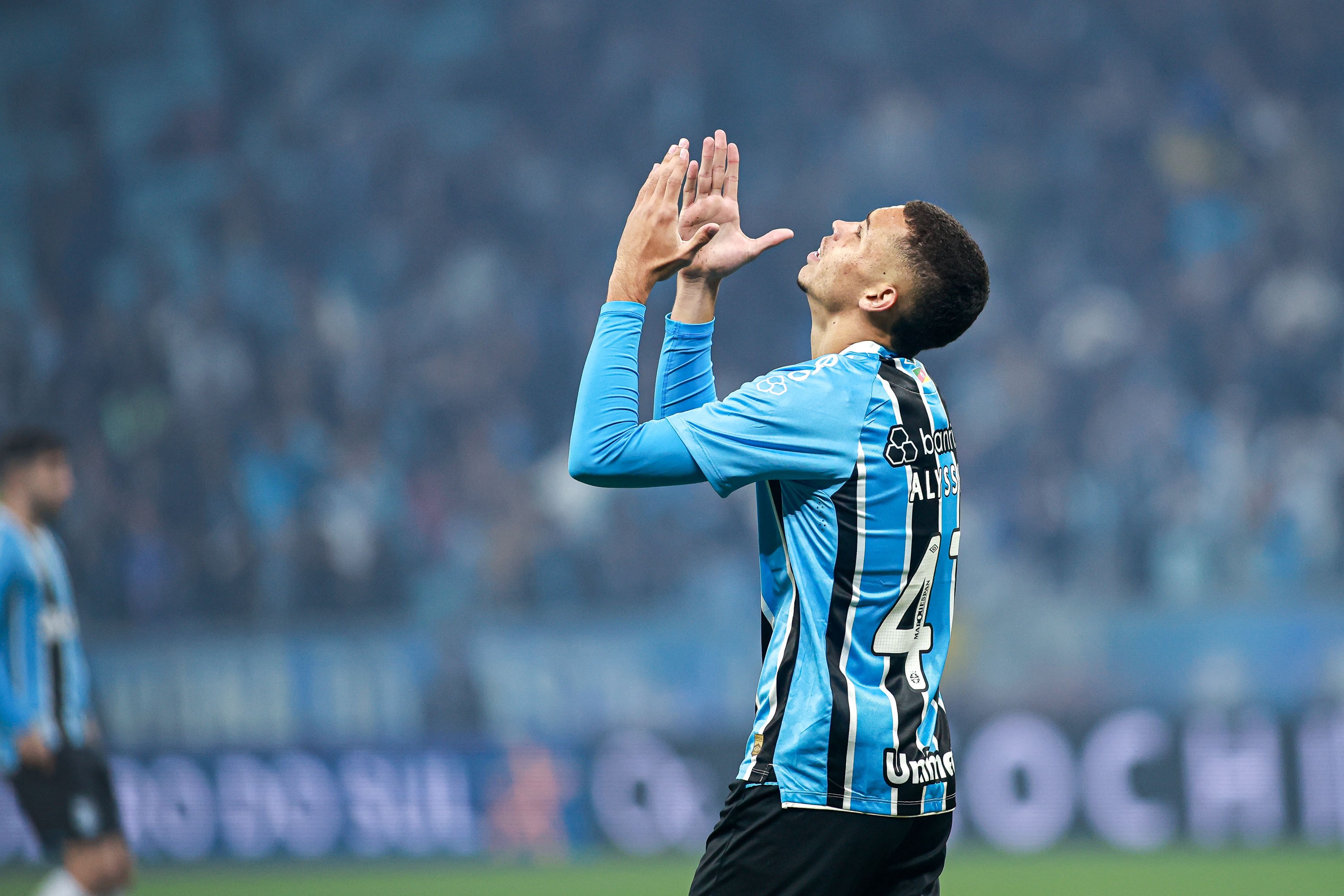 Destaque de Alysson no Jogo do Grêmio Contra o Corinthians.