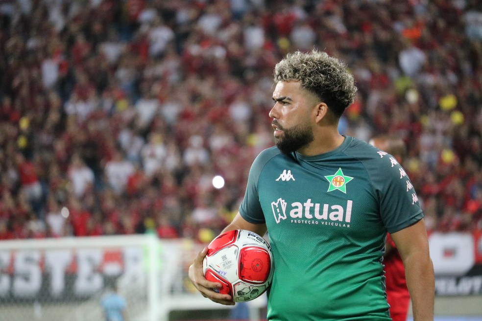 Sósia de Gabigol atua como gangula em Portuguesa-RJ x Flamengo, em Natal — Foto: Augusto César Gomes