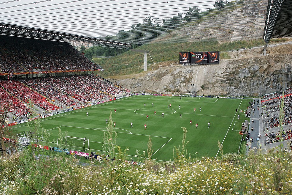 Jogo entre Bulgária e Dinamarca, pela Euro 2004, no estádio do Braga — Foto: Getty Images