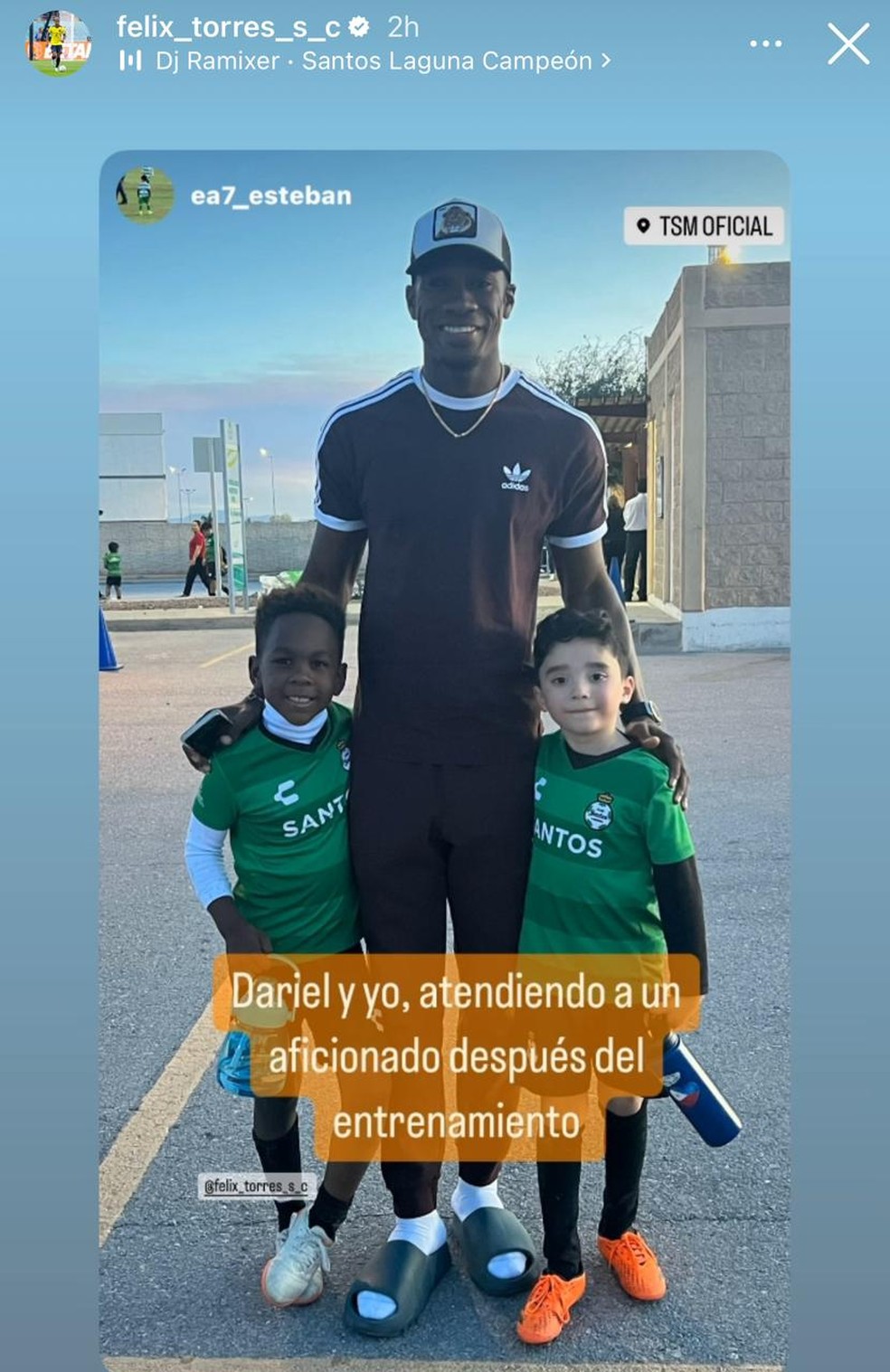 Félix Torres posta foto com torcedores do Santos Laguna após treino no México nesta terça — Foto: Reprodução/Instagram