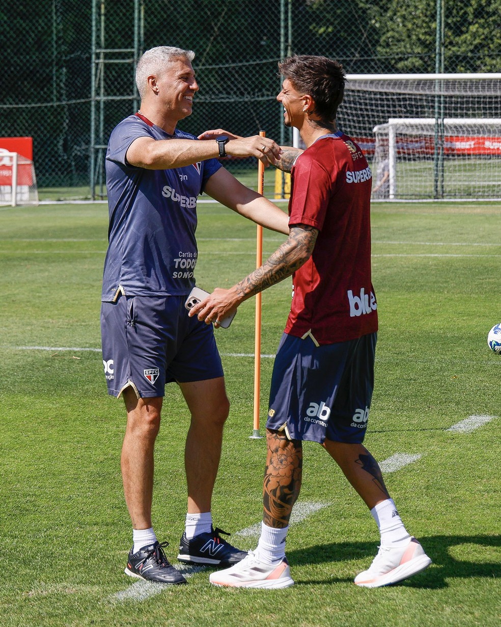 ELE VOLTOU! Meia reencontra Crespo e faz primeiro treino com o São Paulo