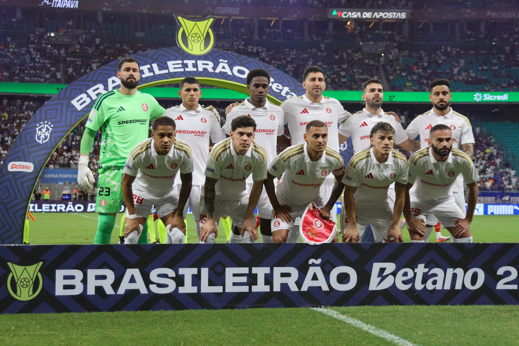 Jogadores do Internacional em campo durante jogo contra Bahia