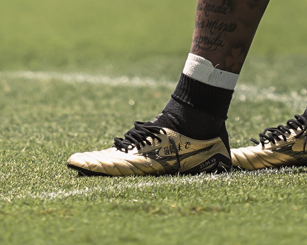 Chuteira da despedida do Gabigol