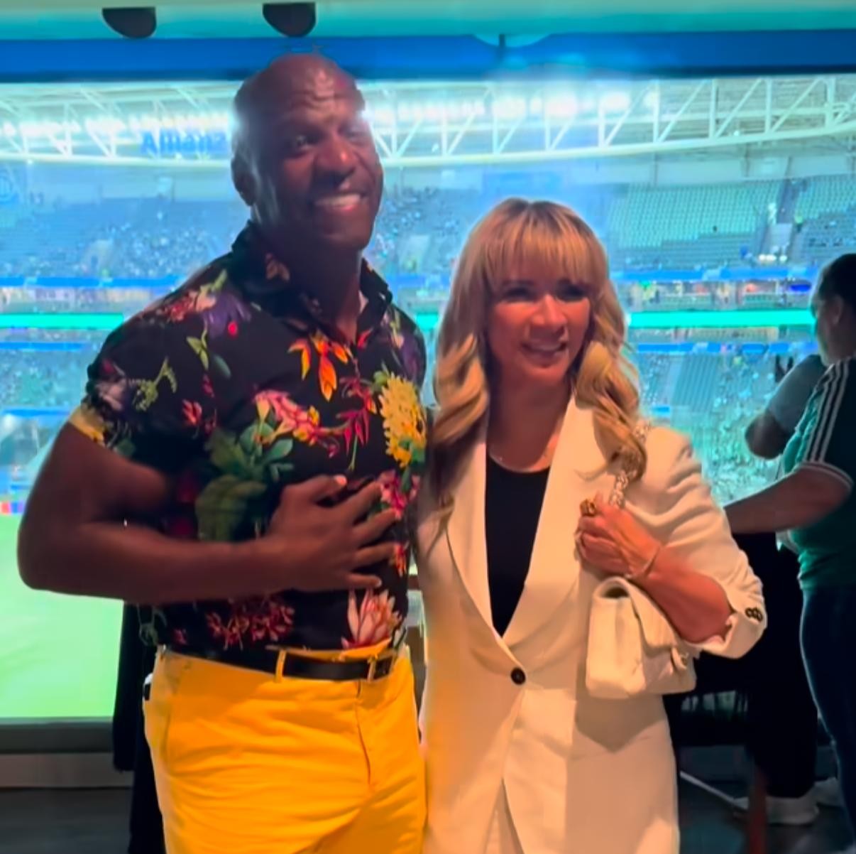 Ator americano Terry Crews prestigia jogo entre Palmeiras e Bolívar no Brasil.