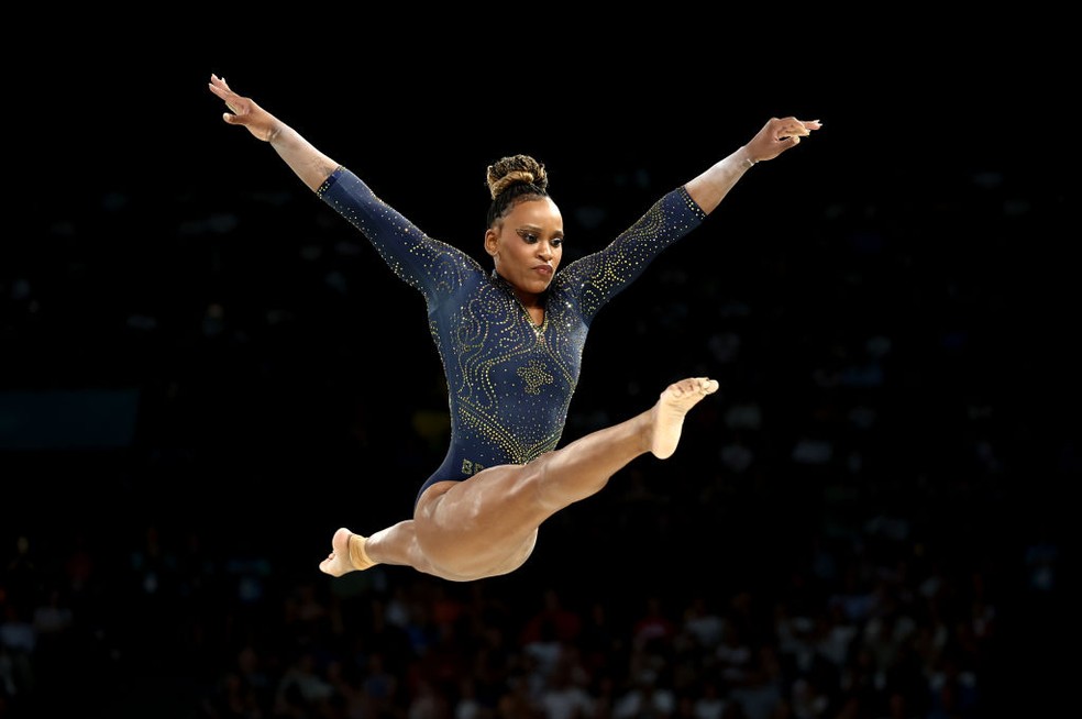 Rebeca Andrade se apresenta na trave nas Olimpíadas de Paris 2024 — Foto: Naomi Baker/Getty Images