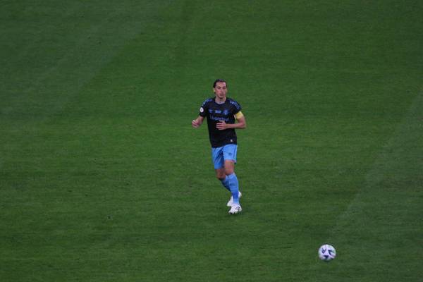 Geromel volta ao time do Grêmio após 10 meses, mas deixa o campo com problema muscular