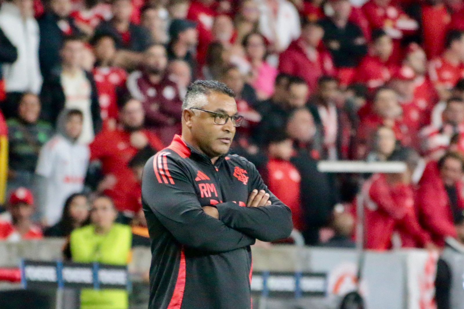 Roger chega a 400 dias no Inter em meio à crise e pressão