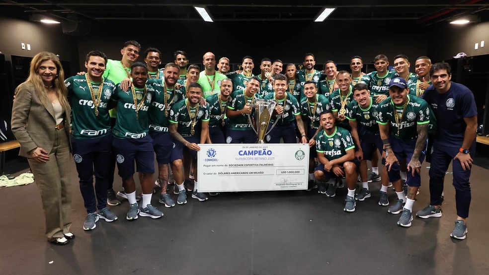 Vinicius Silvestre (entre Veiga e Jailson) posa com o elenco do Palmeiras campeão da Supercopa do Brasil de 2023  — Foto: Cesar Greco