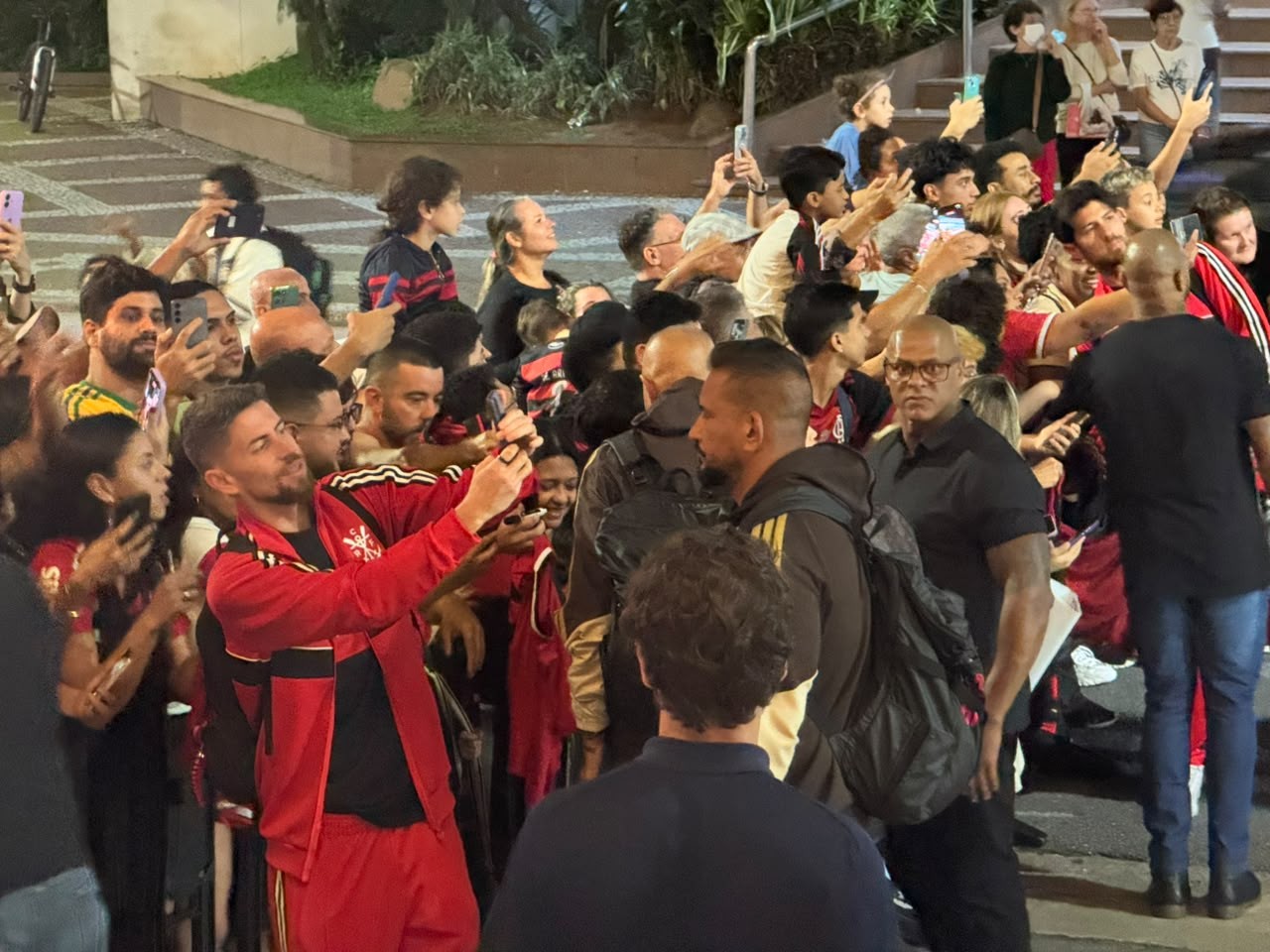 Acidente atrasa chegada do Flamengo a Santos; torcida recebe jogadores com festa