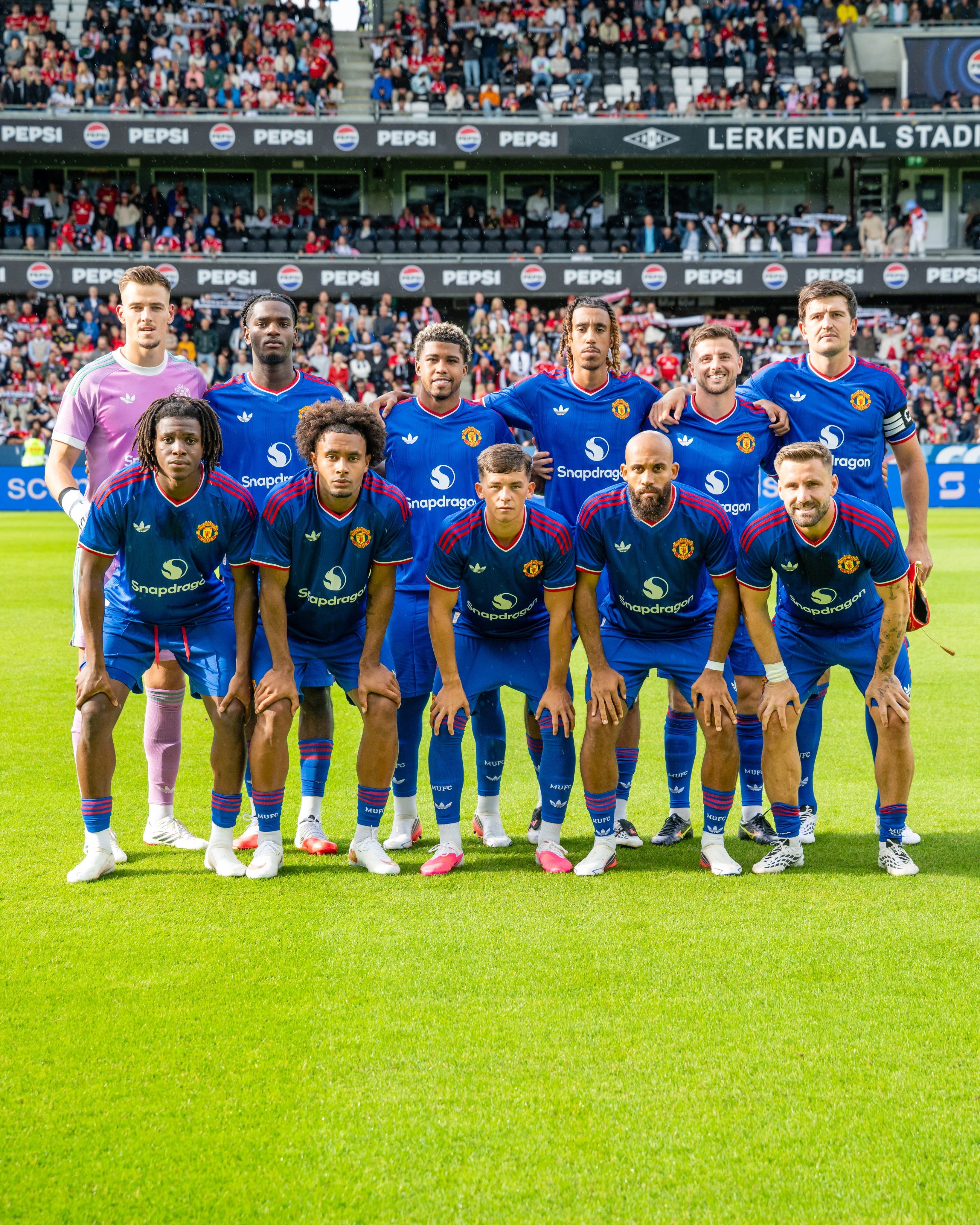 Manchester United goleia em amistoso com Andrey Santos titular e brilho de jovens