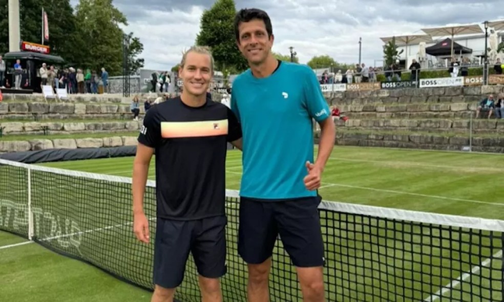 Rafael Matos e Marcelo Melo na grama 
