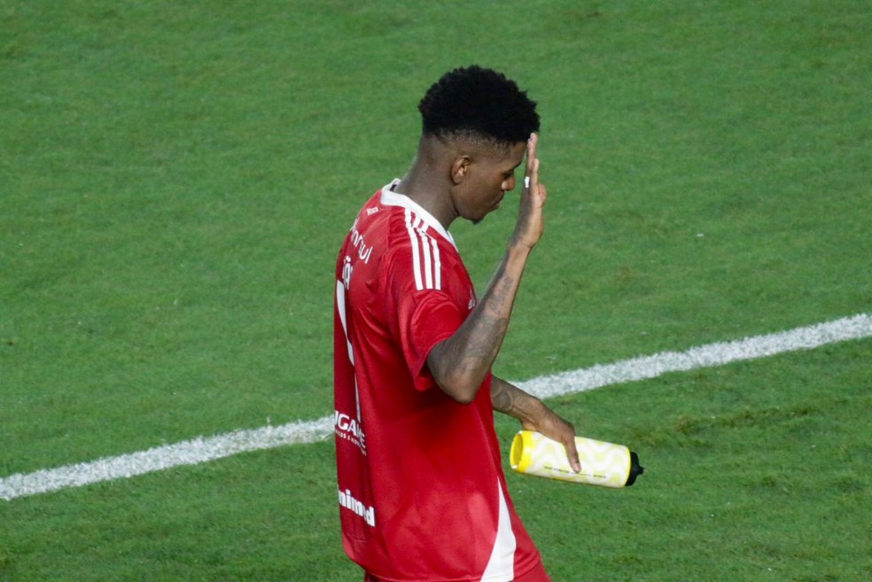 Vitão se desculpa com o a torcida - São Paulo x Inter — Foto: Tomás Hammes / ge