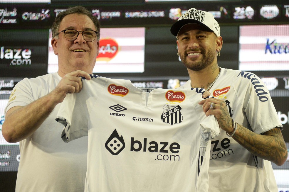 Neymar é apresentado por Marcelo Teixeira no Santos — Foto: Marcos Ribolli