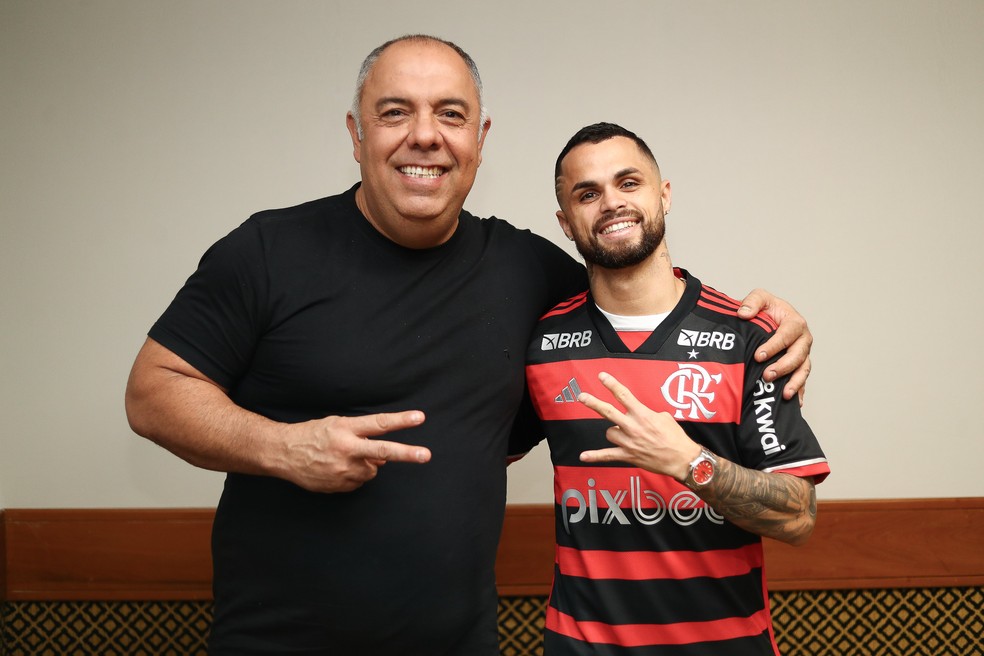 Michael ao lado de Marcos Braz, que o recebeu no Rio de Janeiro — Foto: Gilvan de Souza/Flamengo