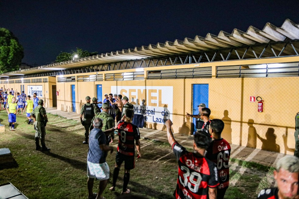 Confusão em saída de campo em Flamengo-PI x Comercial-PI — Foto: Ronaldo Mota/TribunaEmFoco