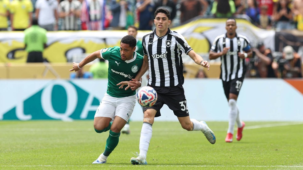 Vitor Roque, do Palmeiras, e Jair, do Botafogo, em disputa de bola nas oitavas de final da Copa do Mundo de Clubes — Foto: Cesar Greco/Palmeiras