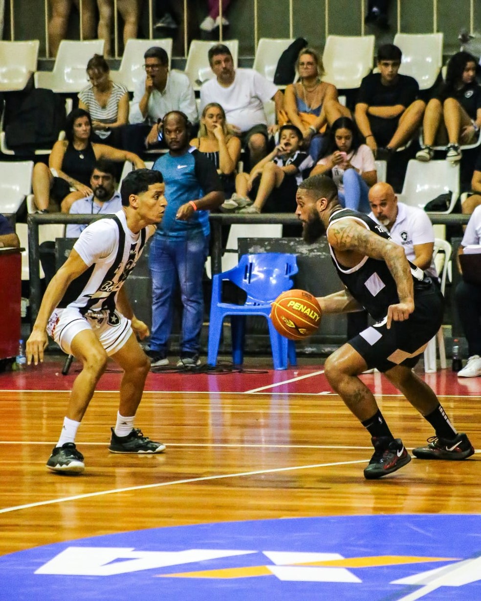 Thornton, do Corinthians, foi o cestinha da partida com 22 pontos — Foto: Wallace Lima / Botafogo de Futebol e Regatas