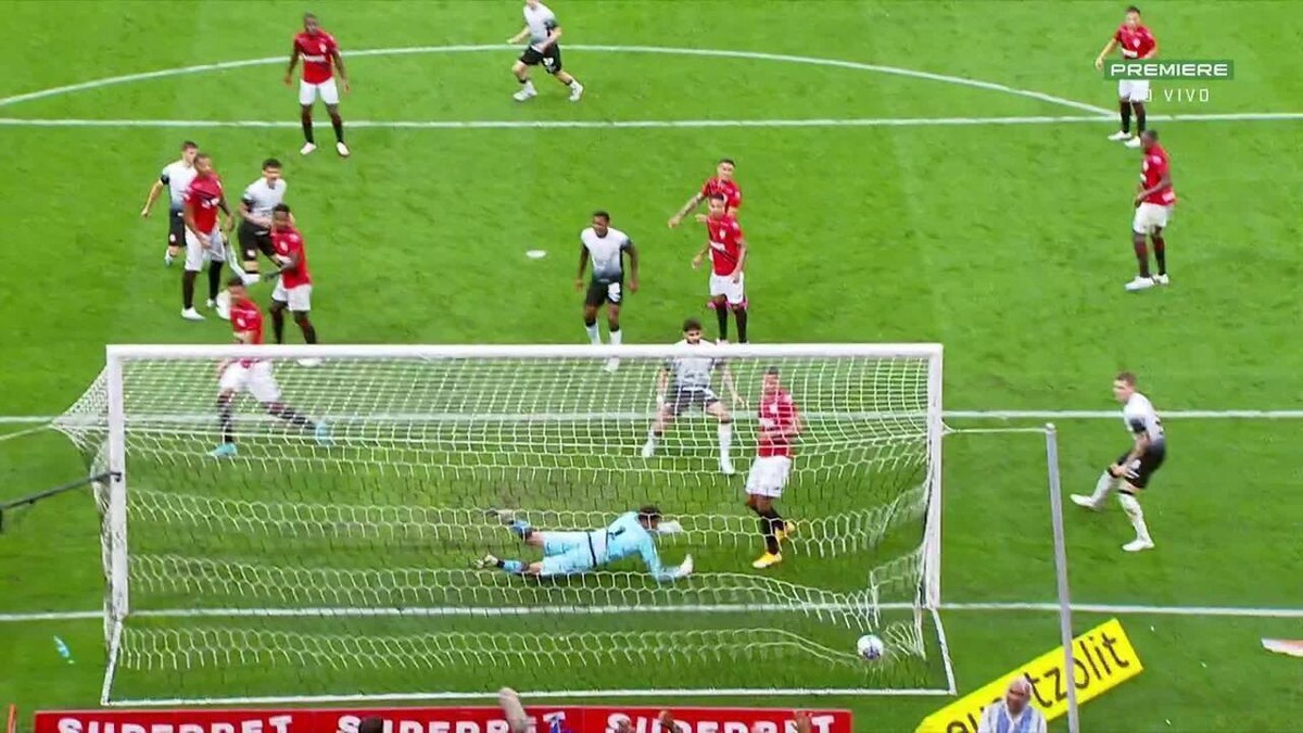 Romero desabafa sobre falta de confiança no Corinthians durante entrevista.