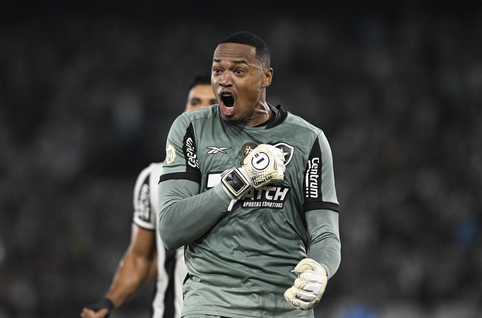 John comemora defesa de pênalti para o Botafogo — Foto: André Durão