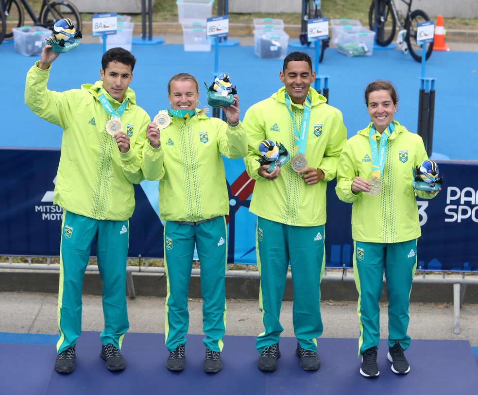 Equipe brasileira do triatlo, ouro no revezamento misto do Pan — Foto: Gaspar Nóbrega/COB