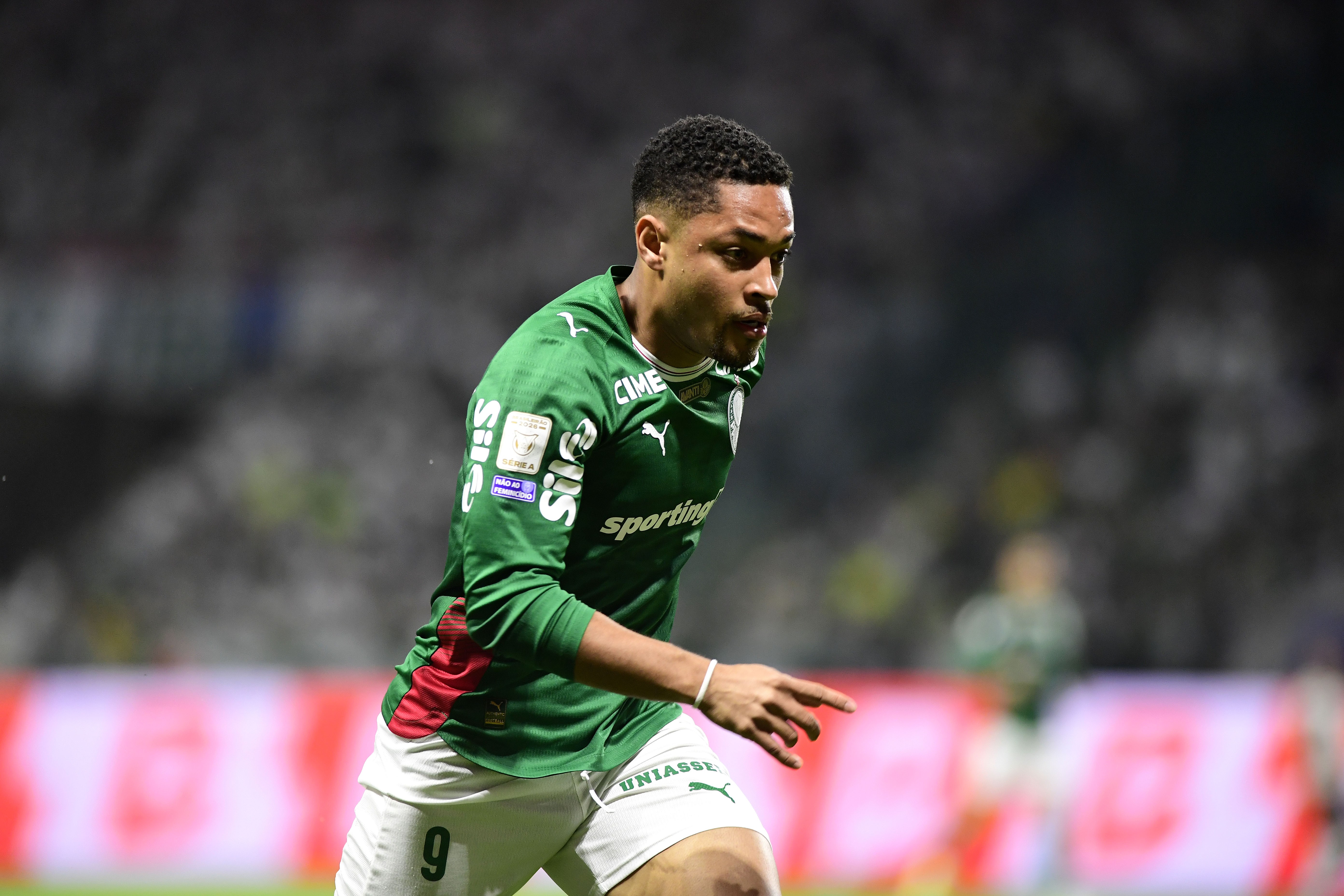 Vitor Roque: Retorno Triunfal ao Palmeiras e a Intensidade do Aquecimento para o Grande Jogo