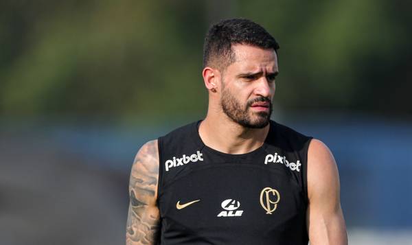 Renato Augusto faz terceiro treino da semana sem bola e separado do elenco no Corinthians