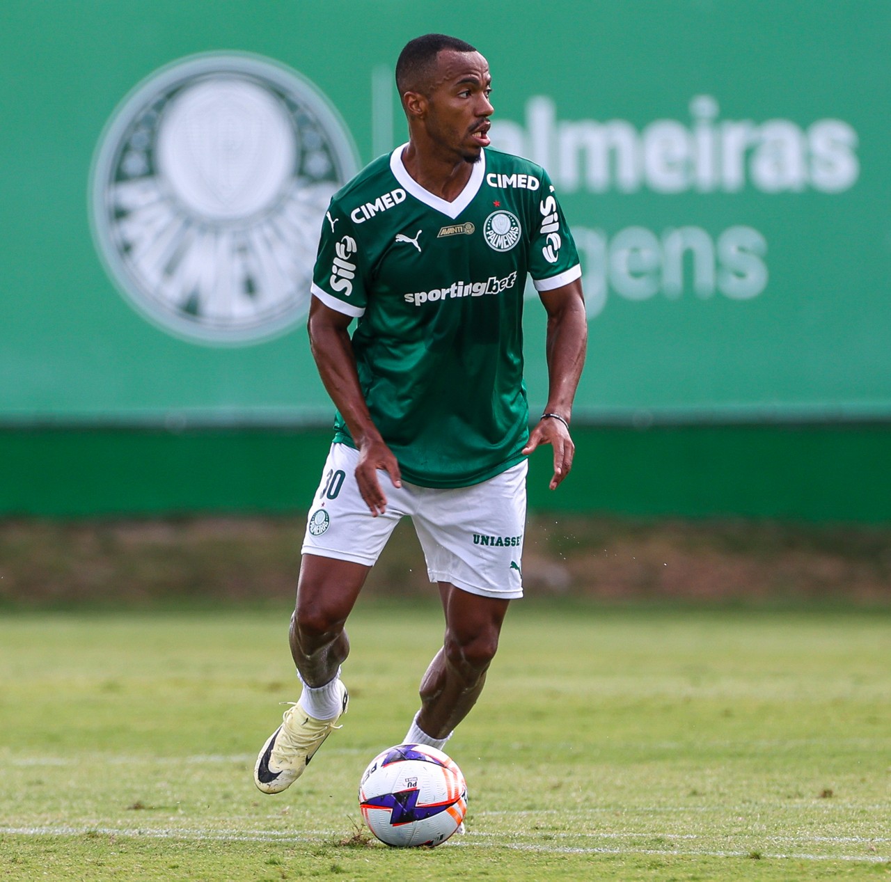 Marlon Freitas estreia em triunfo do Palmeiras em jogo-treino rumo ao Paulistão 2024