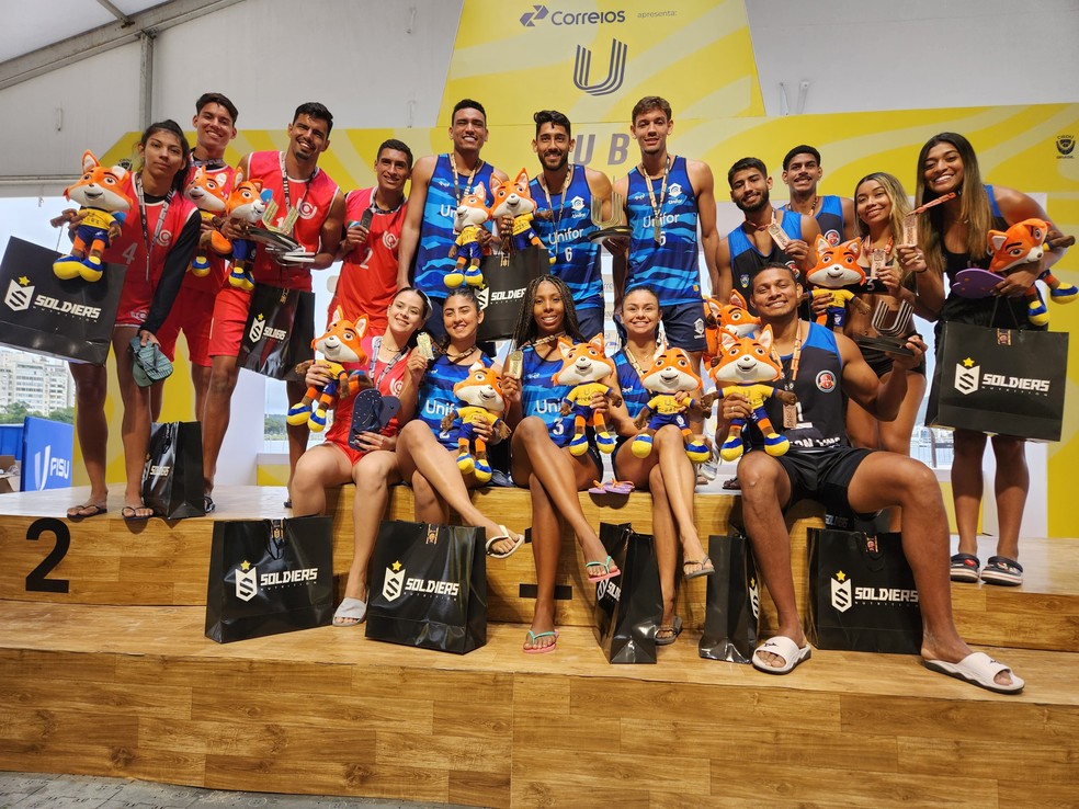 Equipe amazonense (&agrave; direita) no p&oacute;dio &mdash; Foto: Divulga&ccedil;&atilde;o/Faud