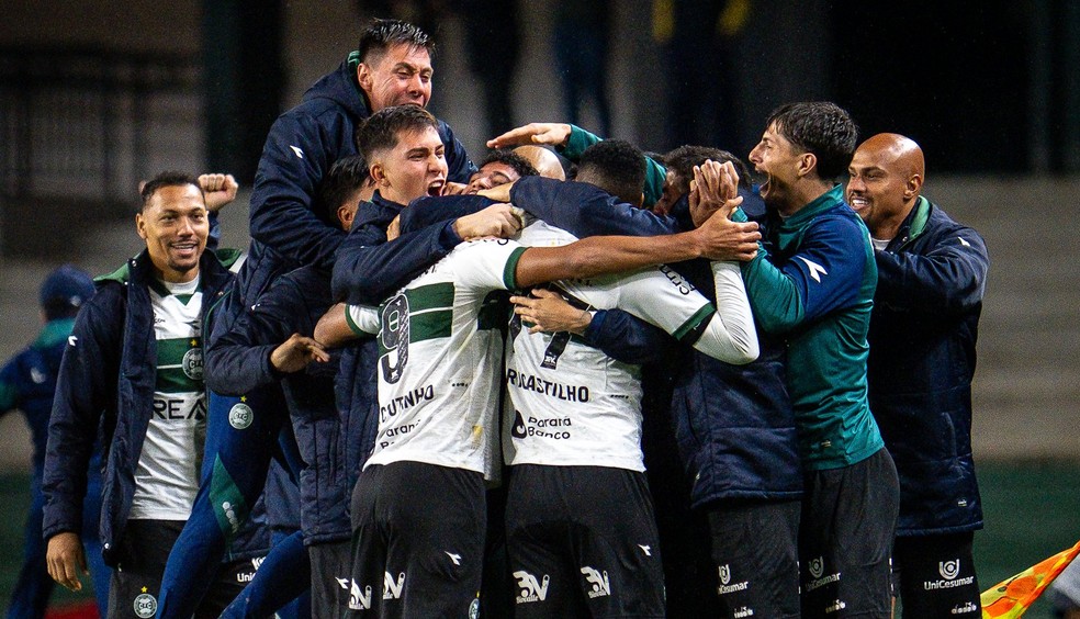 Elenco do Coritiba comemora a vitória sobre o Botafogo-SP.