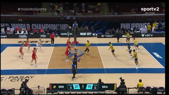 Sérvia teve 7 jogadores em quadra durante jogo contra o Brasil; veja - Líbero sérvio seguiu em quadra quando deveria ter ido para o banco