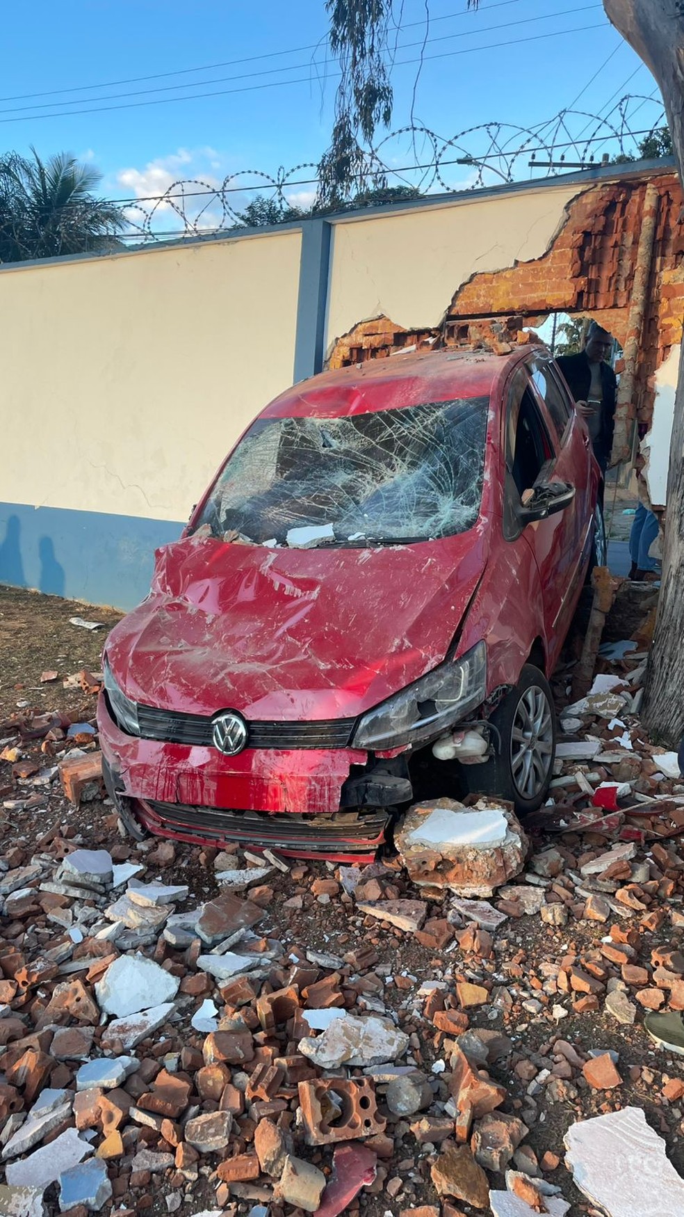 Carro derrubou um dos muros da Toca da Raposa I — Foto: Arquivo pessoal