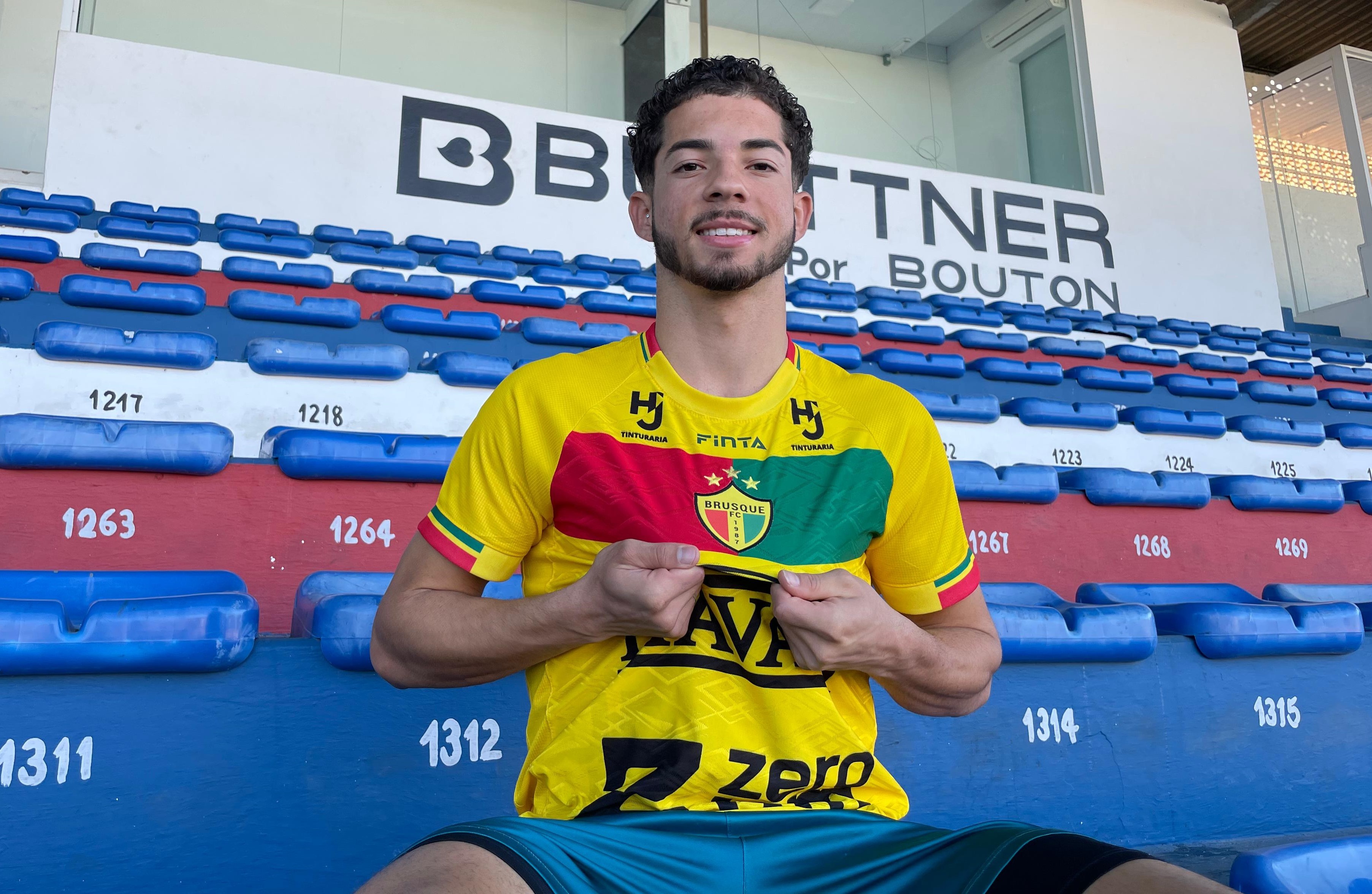 Artilheiro do Brusque cita volta por cima e revela sonho de jogar a Premier League
