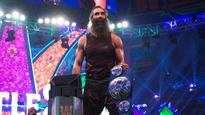 Imagens fortes: astro da WWE quebra pescoço ao vivo e sobrevive