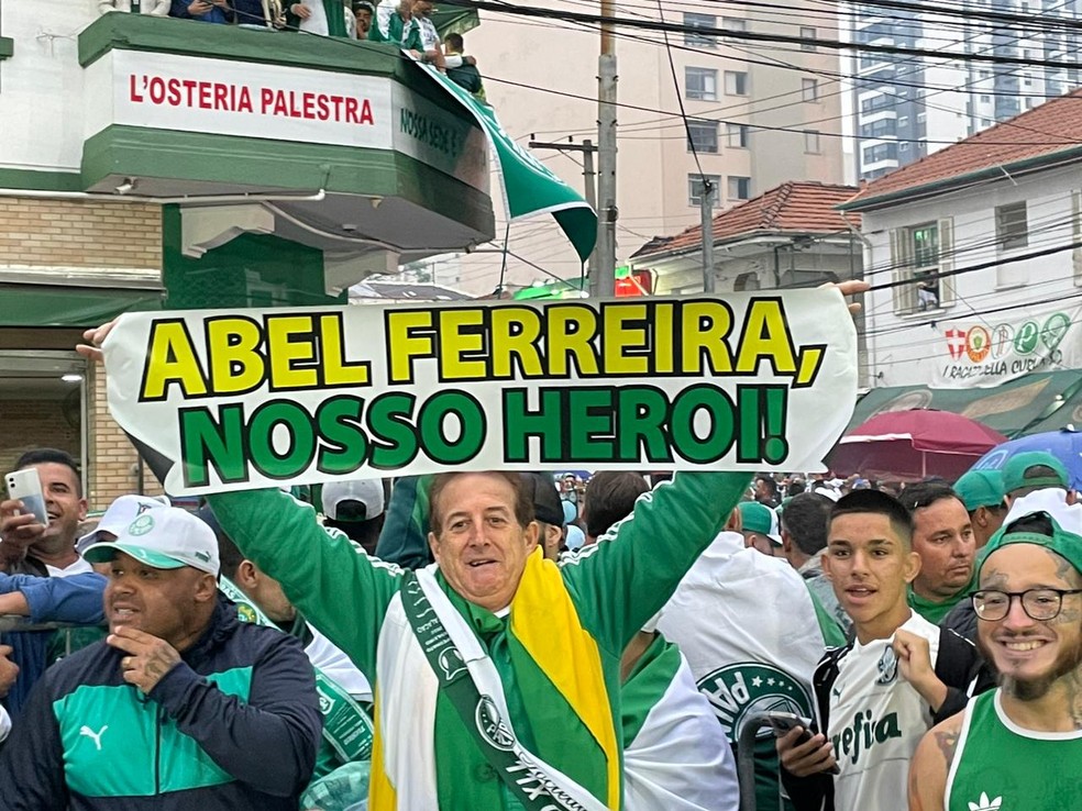 Torcedor do Palmeiras com faixa para Abel Ferreira — Foto: Emilio Botta