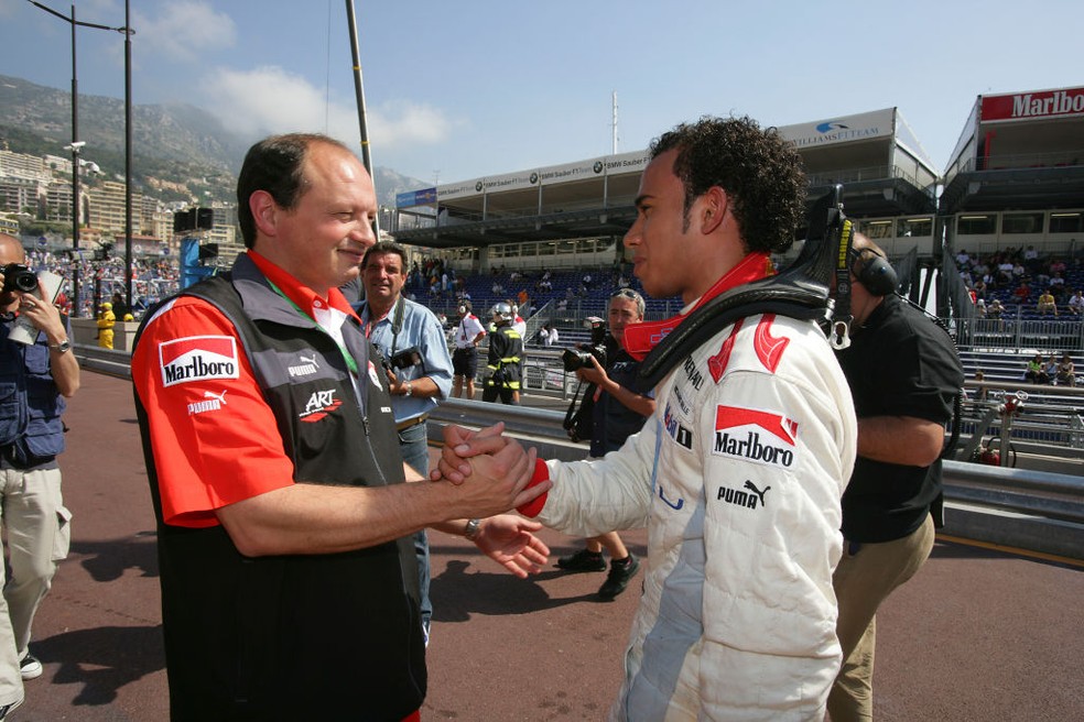Frederic Vasseur e Lewis Hamilton na etapa de Mônaco da GP2 Series, em 2006 — Foto: Formula 1/Formula Motorsport Limited via Getty Images