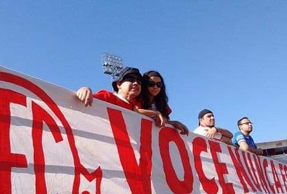 Evandro junto com a sua filha no estádio Teixeirão — Foto: Arquivo pessoal