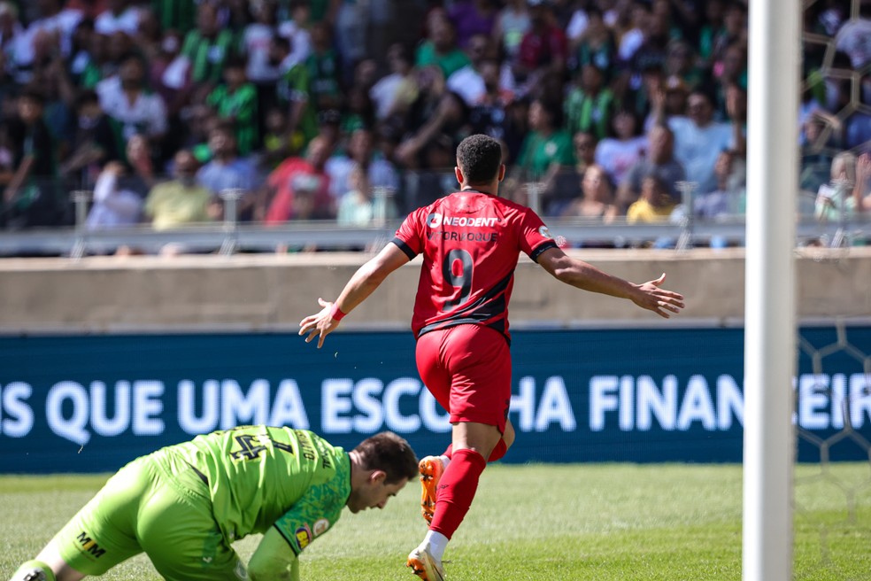Vitor Roque, do Athletico-PR, comemora gol marcado diante do Am&eacute;rica-MG &mdash; Foto: Gilson Junio/AGIF