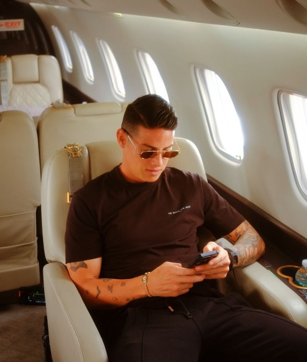 James Rodríguez viaja para a Colômbia