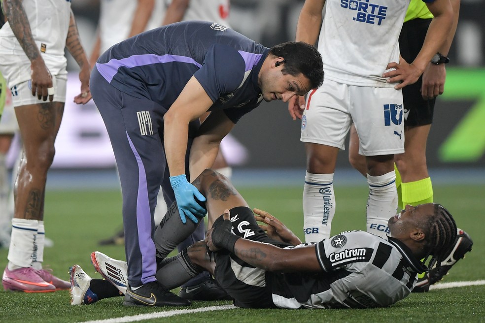 Kaio Pantaleão recebe atendimento médico em campo após se lesionar jogando pelo Botafogo.