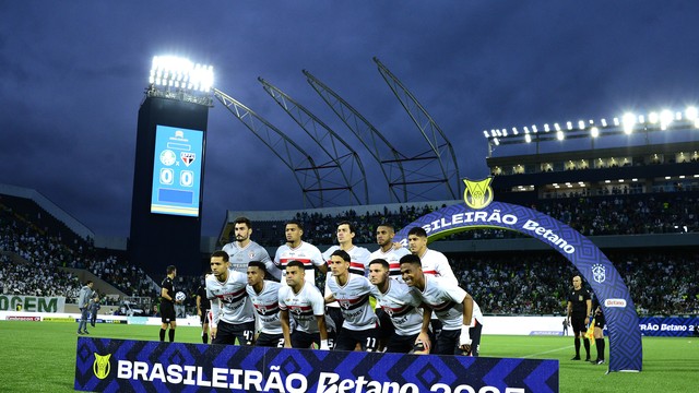 Jogadores do São Paulo para o clássico contra o Palmeiras, na Arena Barueri, pelo Campeonato Brasileiro